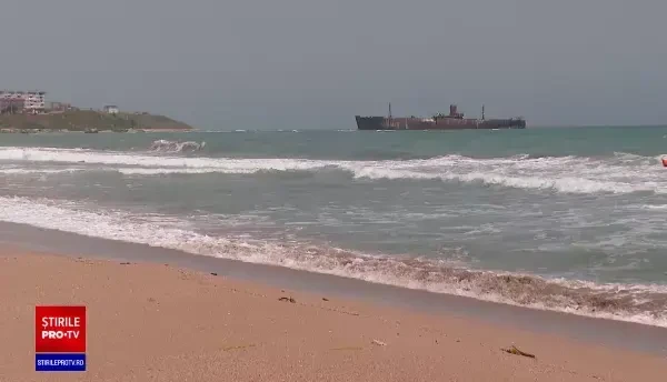 1Zeci de metri din faleza de la Costinești s-au prăbușit. Zona e un pericol pentru turiști