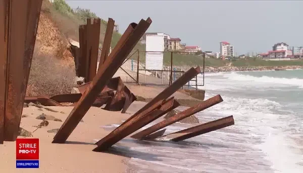 Digul de la Costinești se prăbușește, iar primarul spune că nu poate interveni. În acest timp, turiștii ignoră pericolul