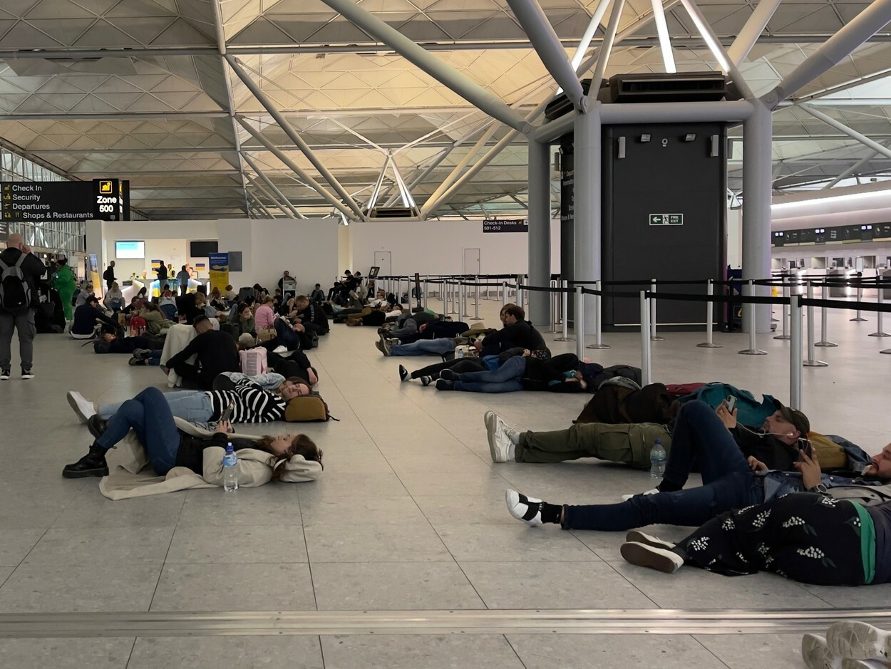 GALERIE FOTO Haos pe aeroporturile din Marea Britanie. Cetățenii nu se mai pot întoarce în țară, iar situația se va agrava