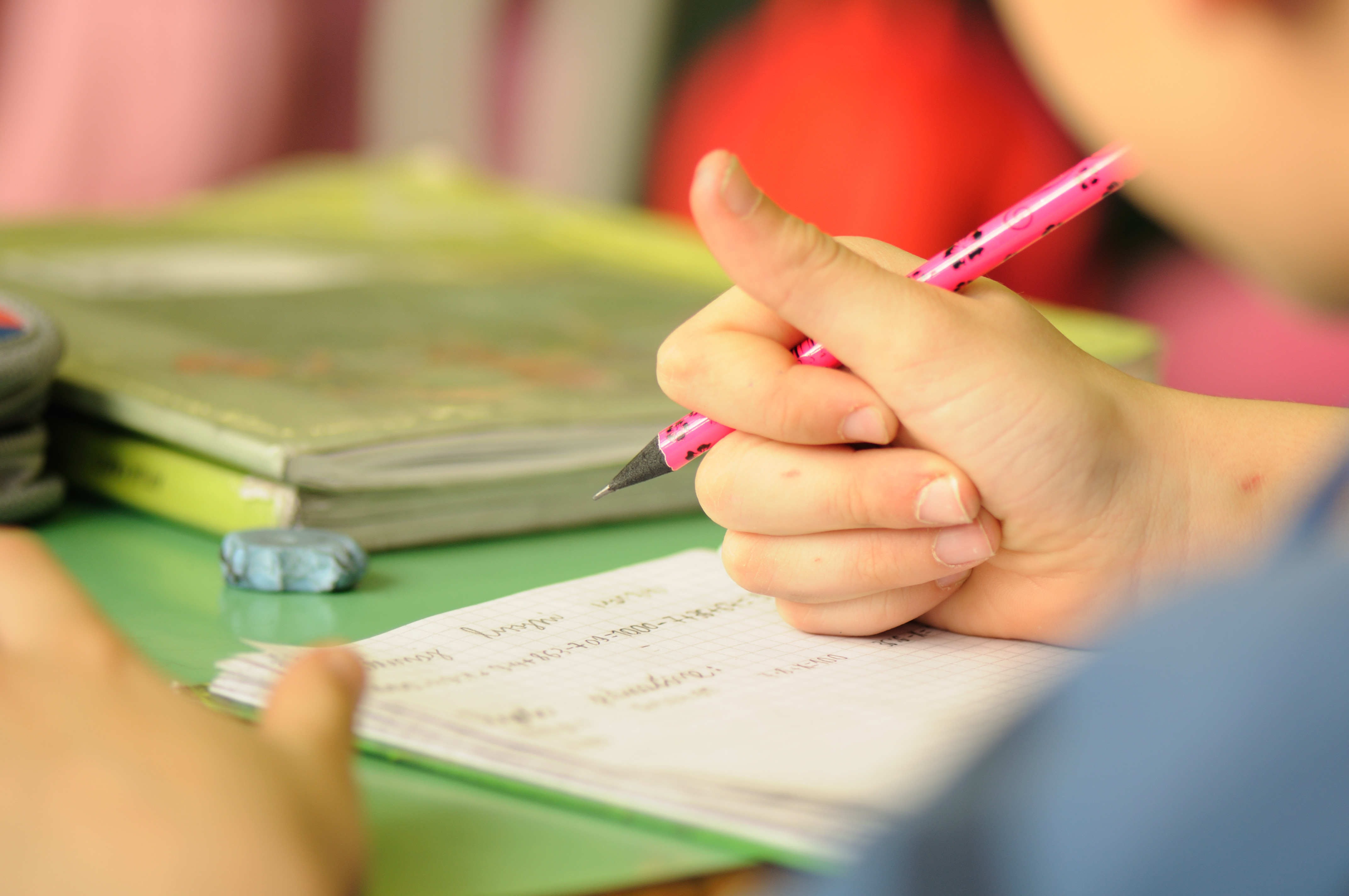 Perle de la Evaluarea Națională 2022. ”O vițică lingea cu patos tălpile tatălui meu, abia sosit de la crâșmă”