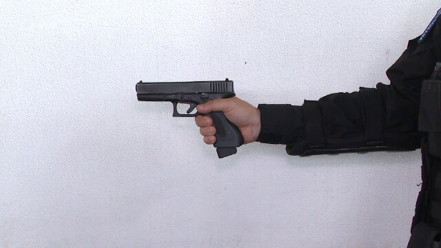 Alertă de securitate pe Aeroportul Timișoara. Un bărbat s-a plimbat prin parcare cu un pistol