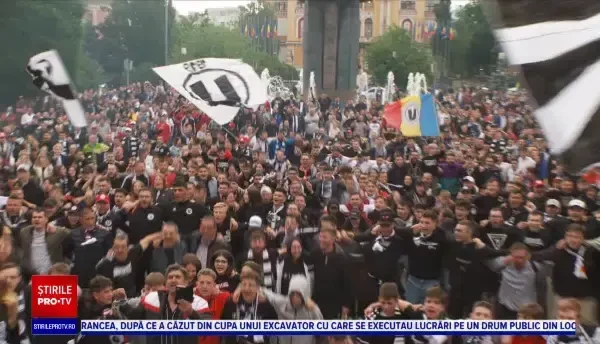 Atmosferă inedită la Cluj. Mii de oameni, în stradă, după ce U Cluj a ajuns în Liga I. Și Mitropolitul Clujului a participat