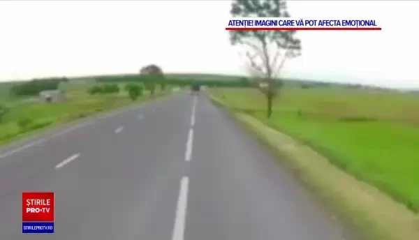 Momentul în care o mașină plină cu tineri se izbește de un copac, în Iași. Șoferul ar fi fost băut, un pasager a murit