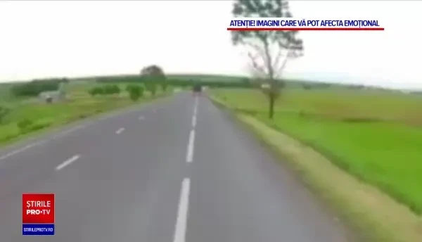 Momentul în care o mașină plină cu tineri se izbește de un copac, în Iași. Șoferul ar fi fost băut, un pasager a murit