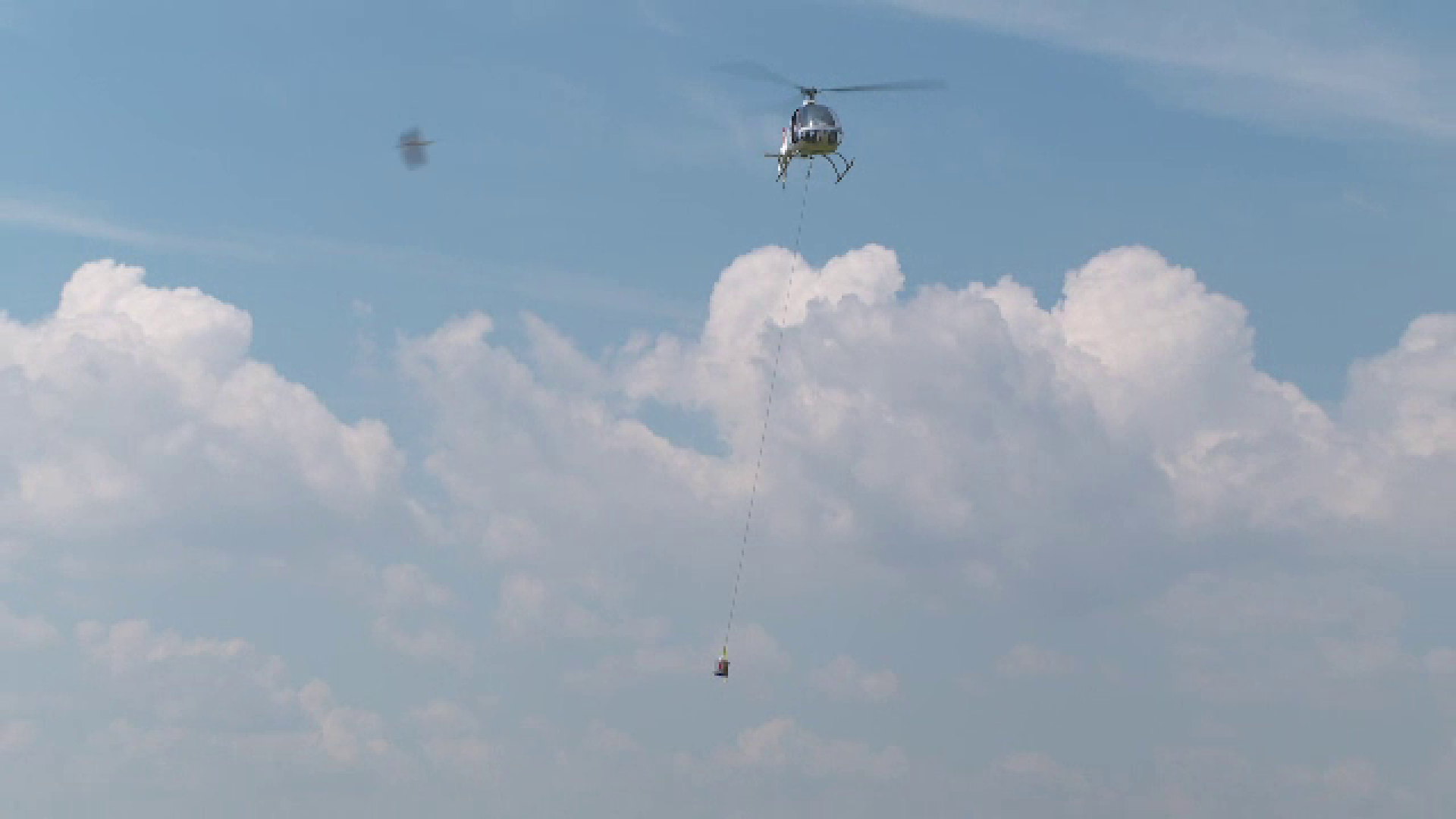 Surpriză ieșită din comun. Tort livrat cu elicopterul pentru 40 de copii, din Constanța