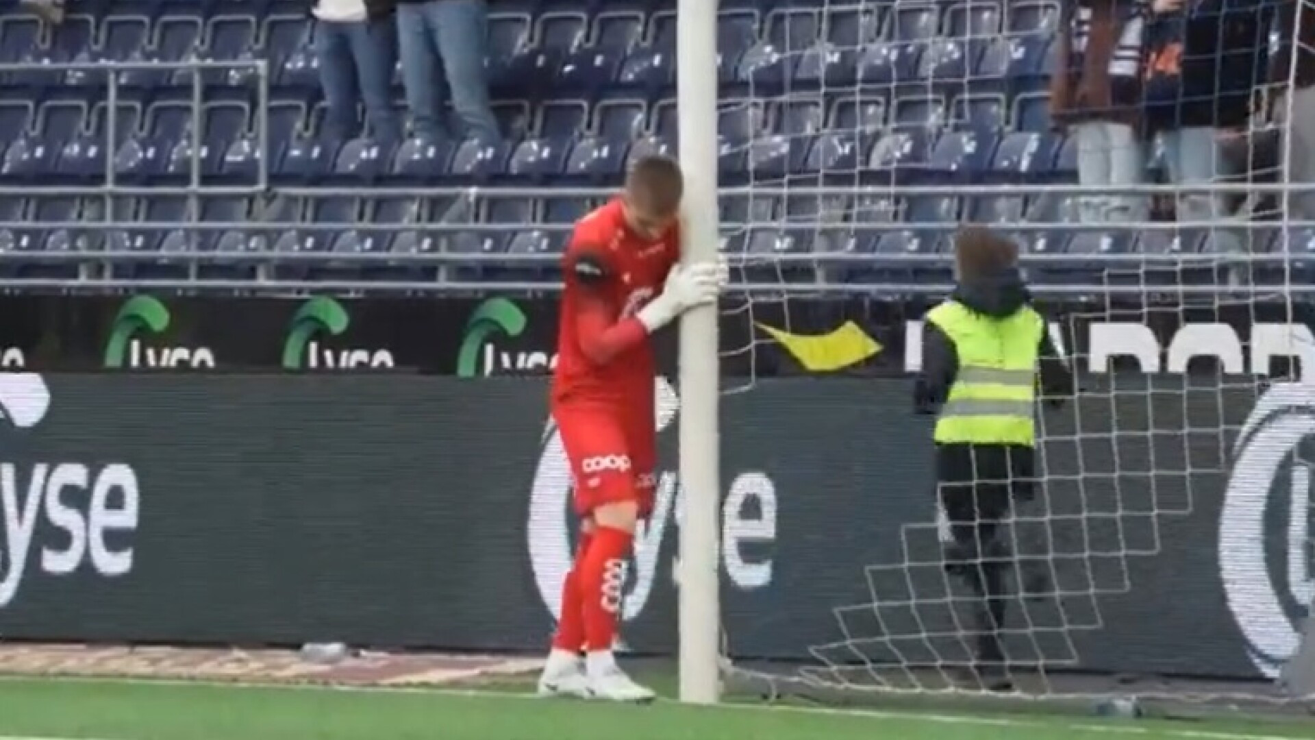 Un portar este acuzat că și-a micșorat poarta înainte de meciuri. VIDEO