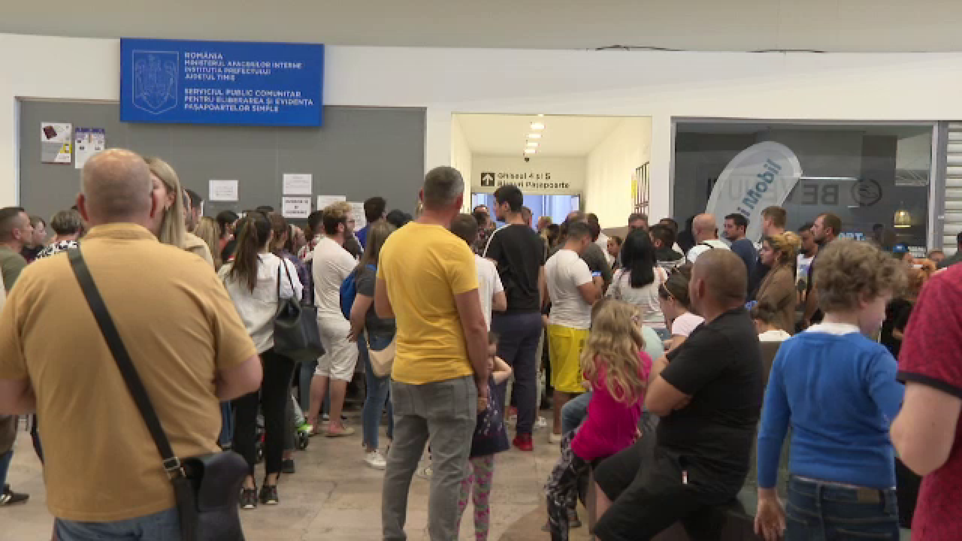 Haos la ghișee. Autoritățile au anunțat că fac pașapoarte de Ziua Copilului, dar au uitat să spună că e cu bonuri de ordine