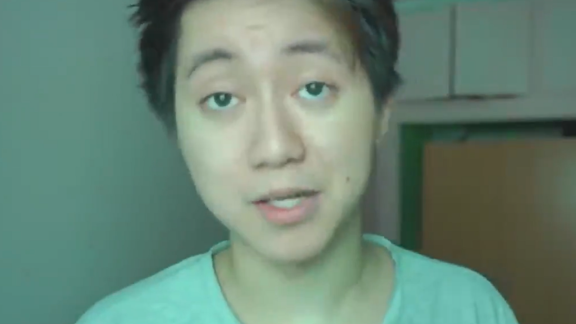 Un vlogger spaniol care a umilit un cerșetor român cu biscuiți cu pastă de dinți va merge la închisoare