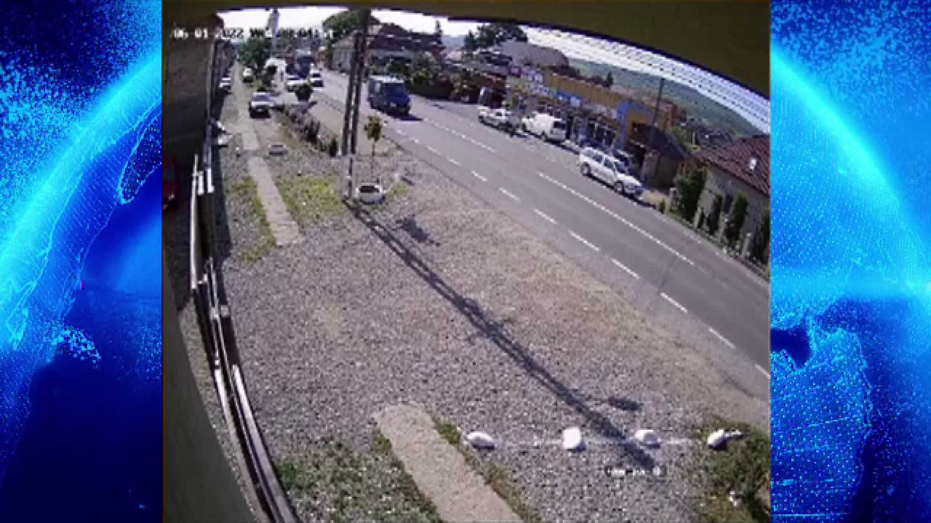 O șoferiță a scăpat ca prin minune după ce mașina ei a fost lovită de un TIR. Femeia încetinise la o trecere de pietoni