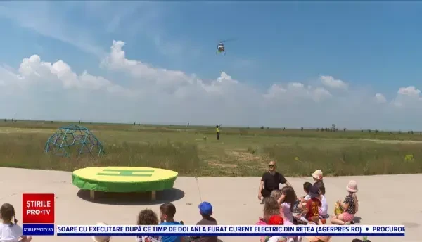 Surpriză ieșită din comun. Tort livrat cu elicopterul pentru 40 de copii, din Constanța