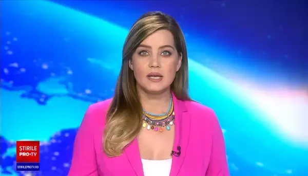 O șoferiță a scăpat ca prin minune după ce mașina ei a fost lovită de un TIR. Femeia încetinise la o trecere de pietoni