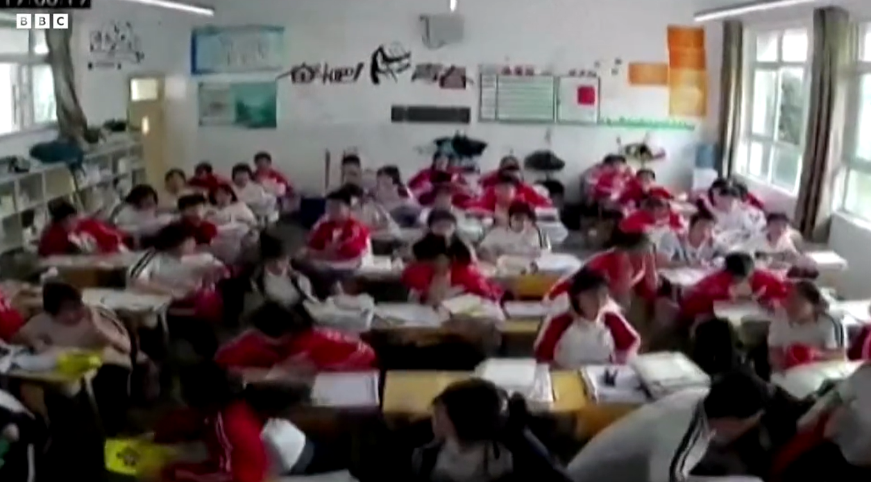 VIDEO Momentul în care o școală din China este zguduită de un cutremur de 6,1 pe Richter. Cum au reacționat elevii