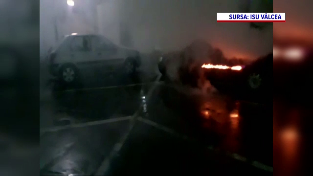 O mașină a luat foc pe o stradă din Râmnicu Vâlcea. De ce ar fi pornit flăcările