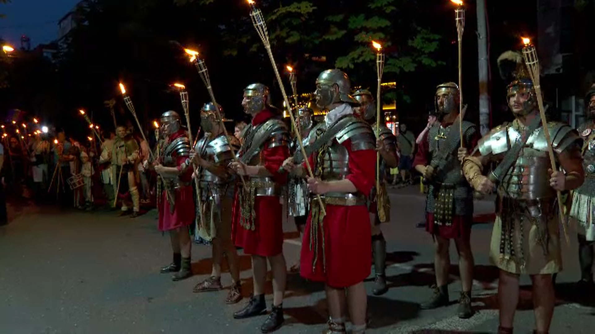 Soldați daci și romani au defilat cu torțe aprinse pe străzile din Buzău