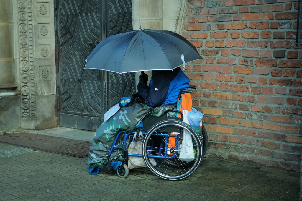 Spania: Timp de 15 ani, doi români au trimis la cerșit tineri cu handicap. Averea uriașă pe care au strâns-o