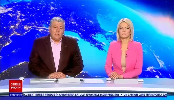 O mașină a luat foc pe o stradă din Râmnicu Vâlcea. De ce ar fi pornit flăcările