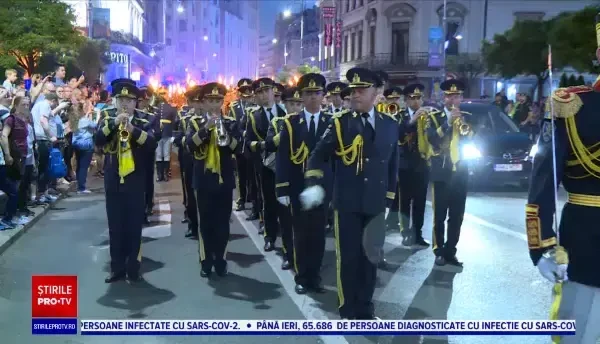 Militarii Brigăzii 30 Gardă „Mihai Viteazul” s-au retras într-un spectaculos marș cu torțe la finalul "Zilei Eroilor"