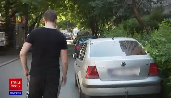 Metoda „șantajului în trafic”, folosită în Capitală. Individ filmat în timp ce se pregătea să se arunce în fața unei mașini