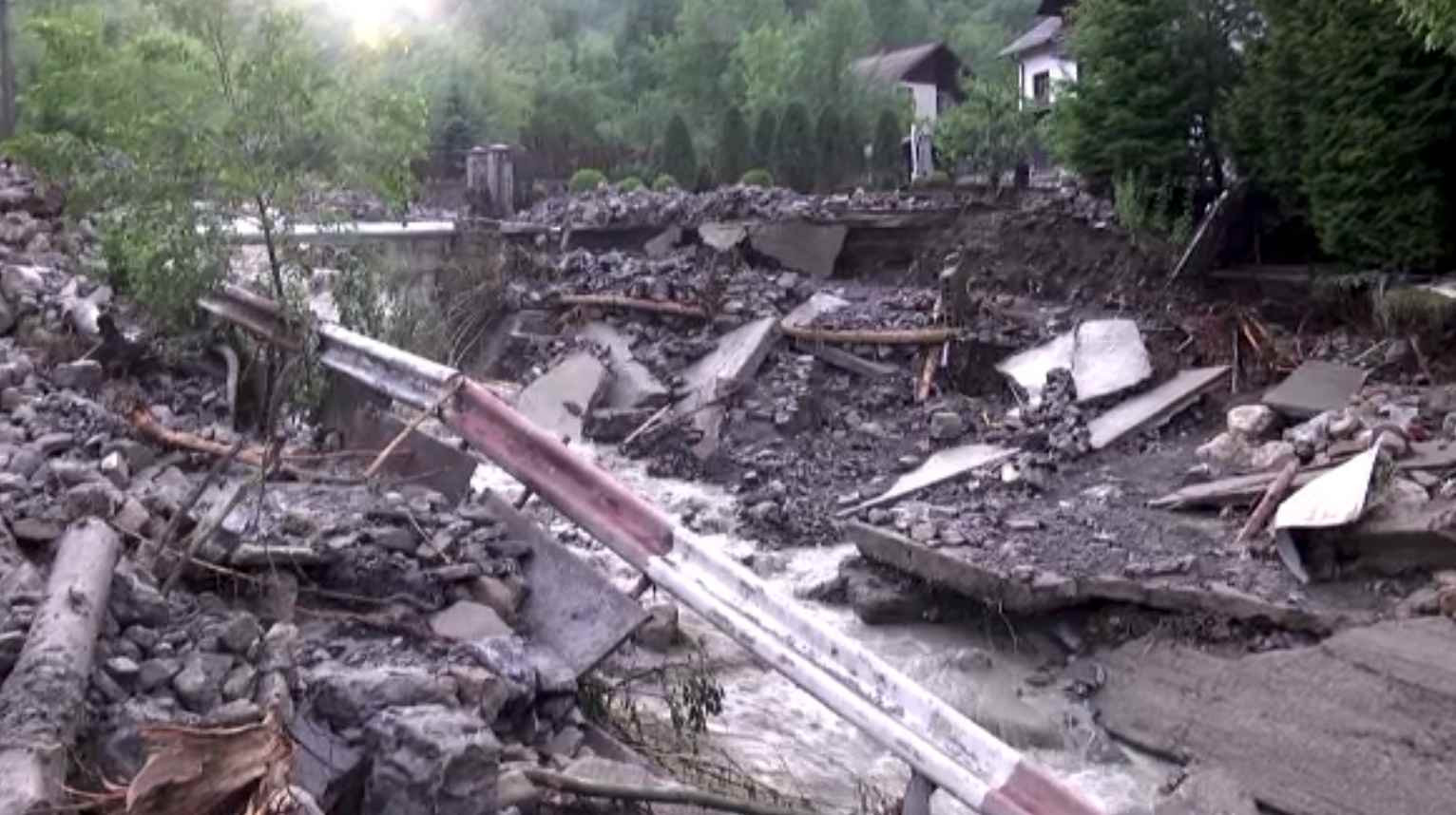 O ploaie torențială a făcut prăpăd într-un sat de munte din Dâmbovița. Localnicii dau vina pe autorități