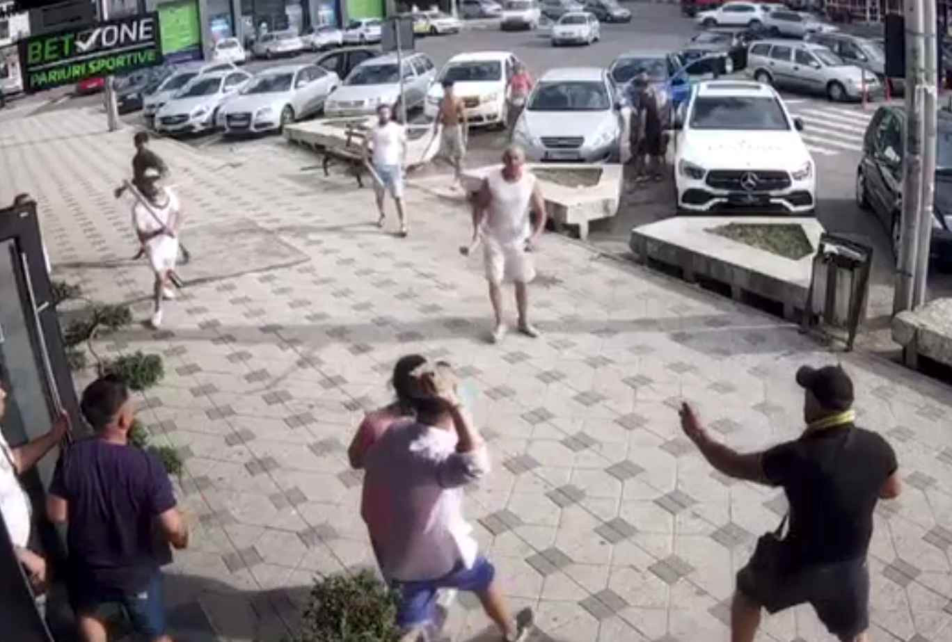 Imagini cu bătaia cu săbii și pistoale de la Bacău. Șapte suspecți, ridicați