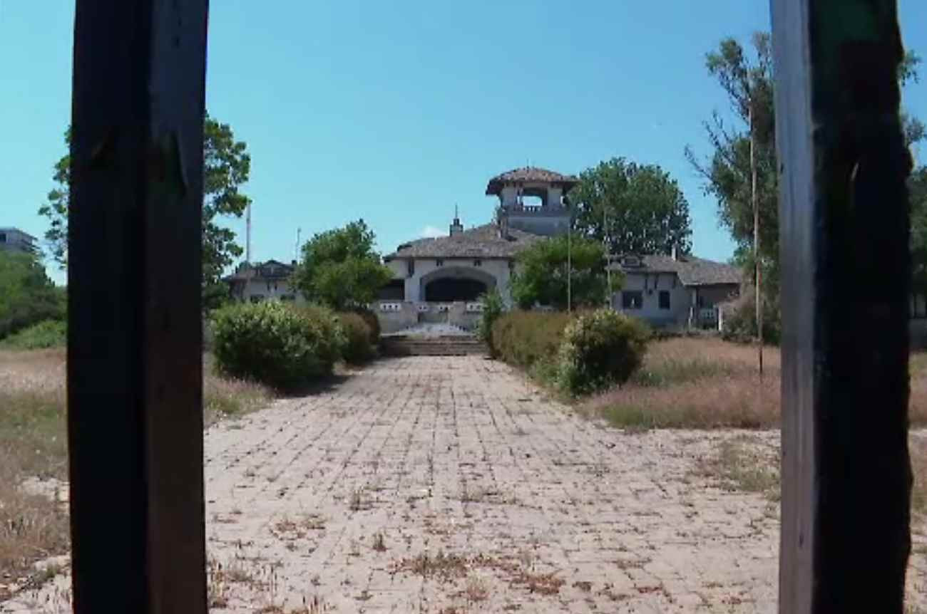 Palatul Regal din Mamaia va redeveni obiectiv turistic. N-a mai rămas nimic din strălucirea de altădată