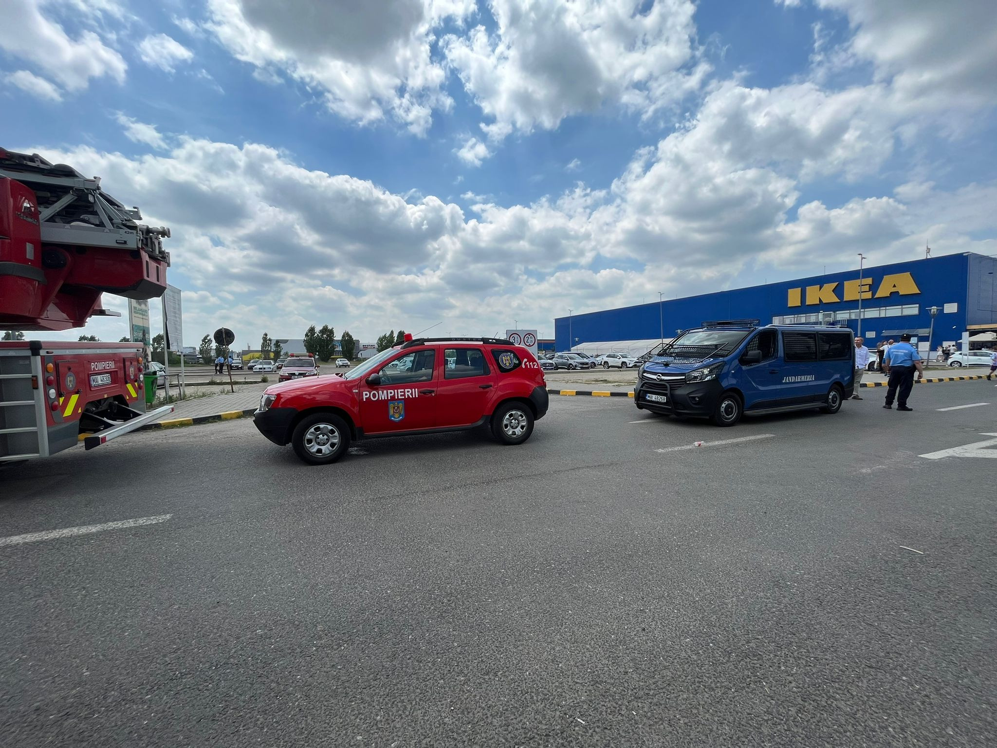 Băneasa Shopping City, evacuat în urma unei alerte cu bombă. Echipele speciale nu au descoperit niciun pericol