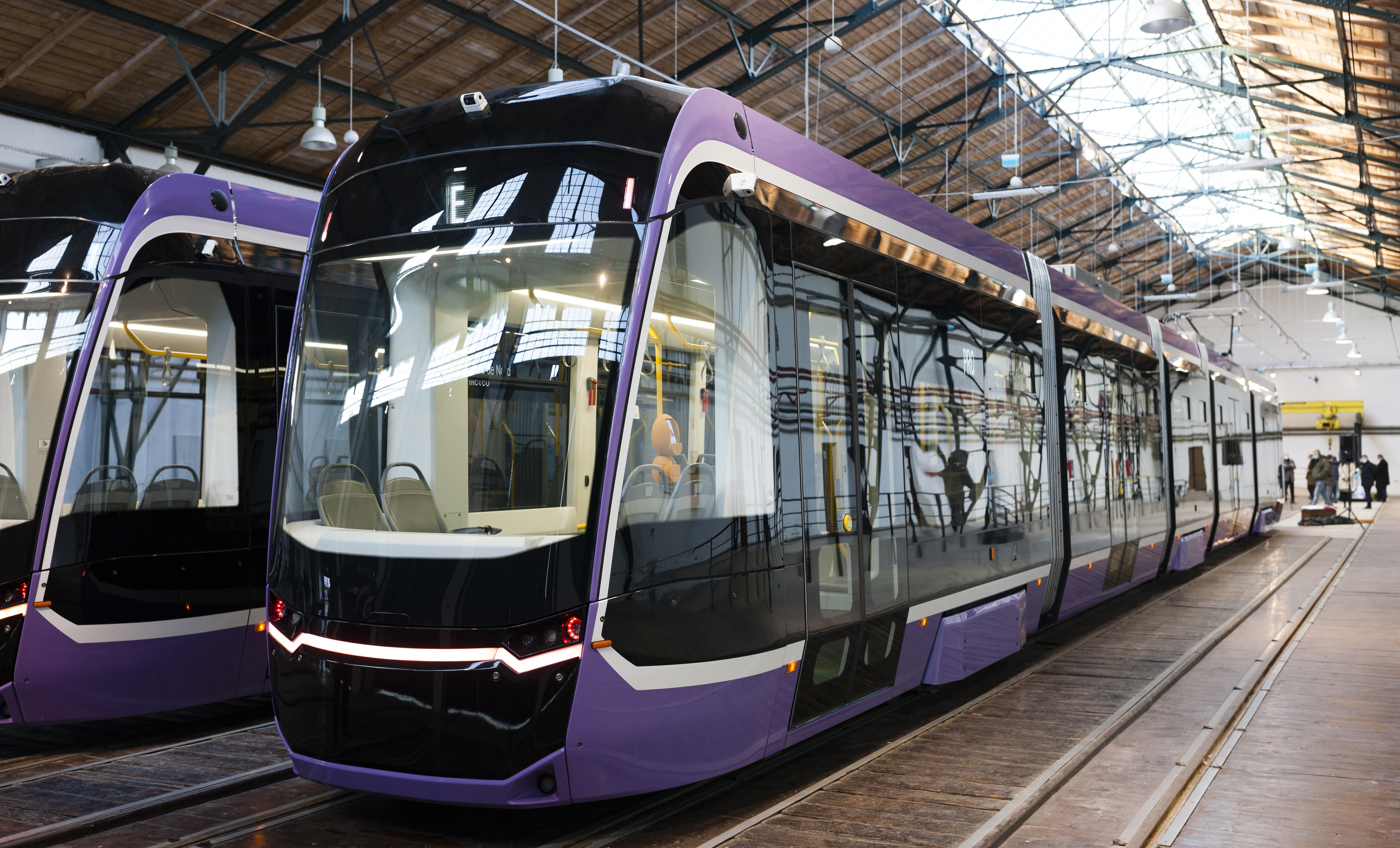 Cel mai modern tramvai din lume, de 2 milioane de euro, a rămas blocat &icirc;ntr-o intersecție, &icirc;n prima sa cursă &icirc;n Timișoara