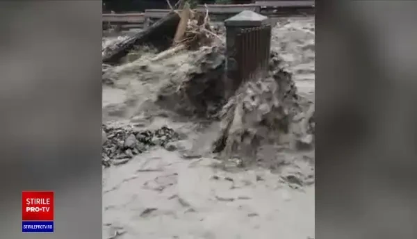 O ploaie torențială a făcut prăpăd într-un sat de munte din Dâmbovița. Localnicii dau vina pe autorități