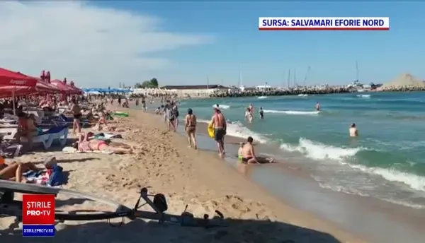 Plajele, luate cu asalt de turiști în primul weekend de vară. Mai multe persoane, salvate în ultima clipă din marea agitată