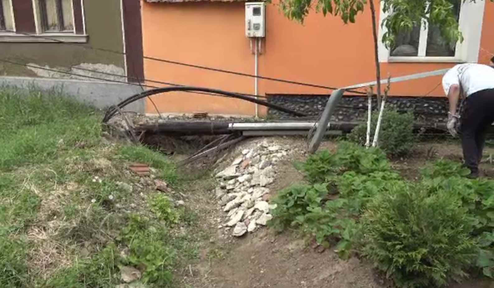 Sătenii dintr-o comună bihoreană s-au trezit cu stâlpii în ogradă. Un camion a agățat firele