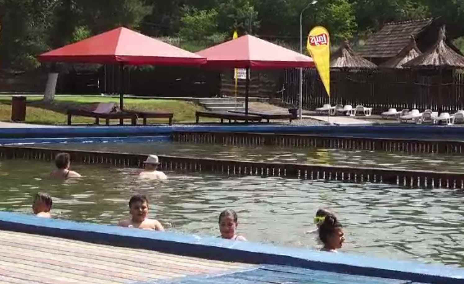 Ștrandul cu apă sărată dintr-o comună din Mureș, amenajat cu milioane de euro. Vin turiști chiar și din străinătate