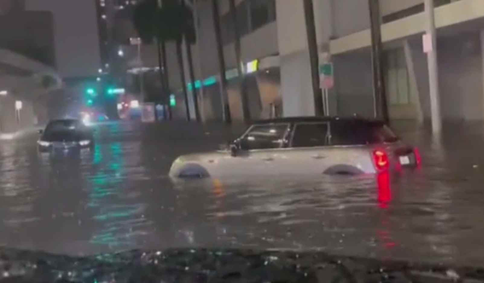 Bulevardele s-au transformat în râuri, în Miami, după ploile torențiale de sâmbătă. Este așteptată și prima furtună tropicală