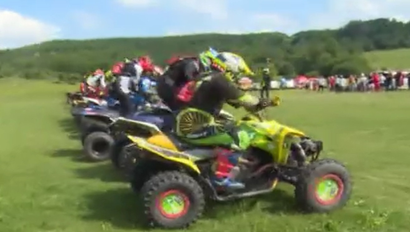 Zeci de pasionați de enduro-cross s-au întrecut pe dealurile din Moreni. Traseul, nelipsit de peripeții