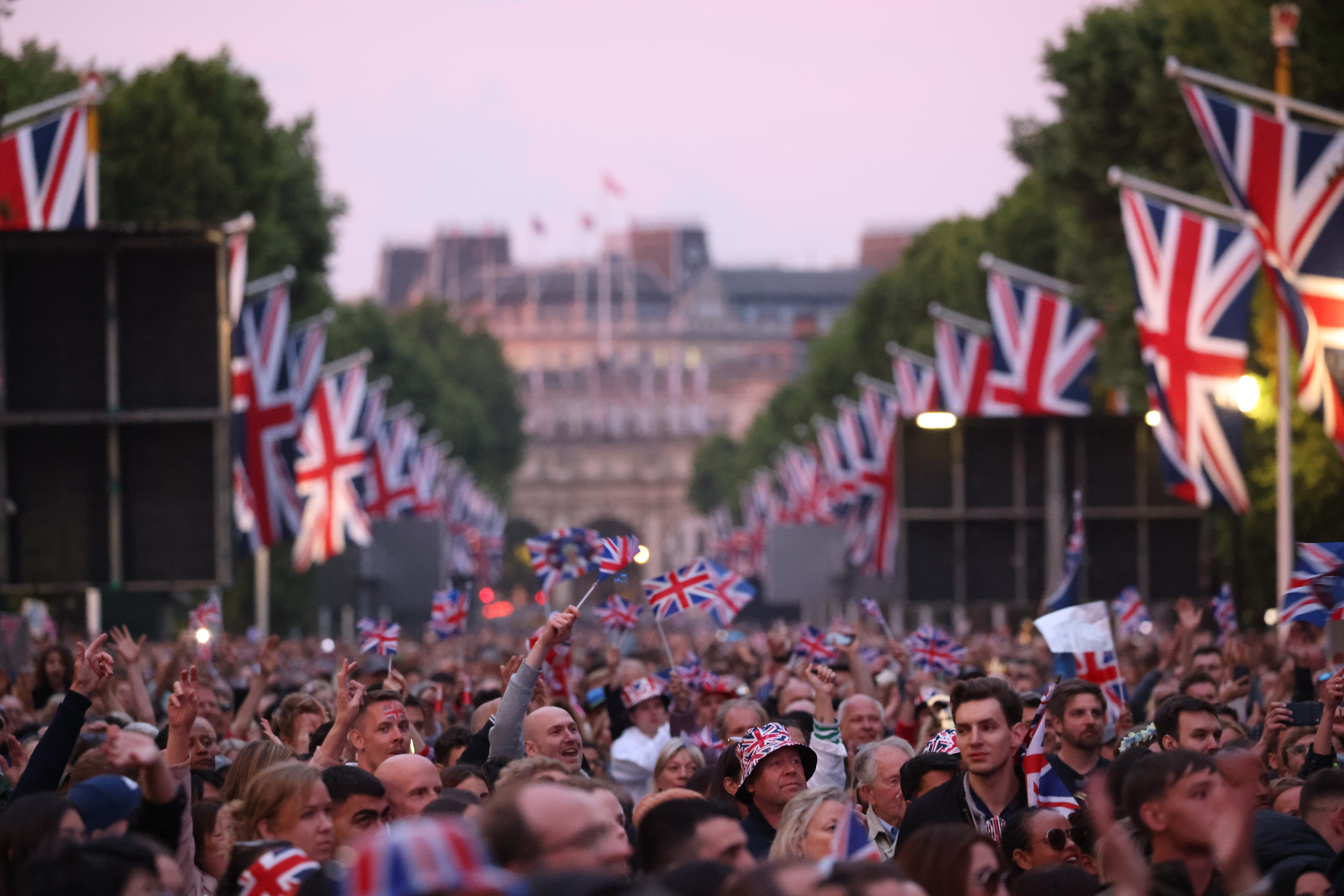 Jubileul de Platină al Reginei Elisabeta a fost triumfător. Nume mari ale muzicii au cântat la concertul de la Buckingham