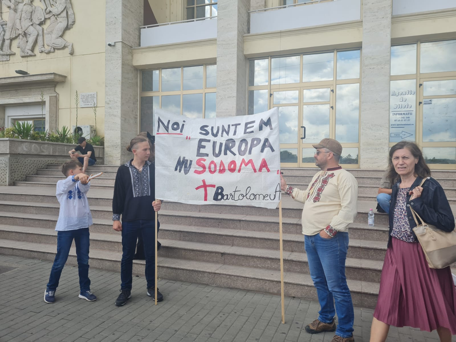 VIDEO | Incidente la marşul Iaşi Pride. S-a aruncat cu fumigene şi ouă înspre participanţi