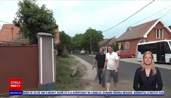 Sătenii dintr-o comună bihoreană s-au trezit cu stâlpii în ogradă. Un camion a agățat firele
