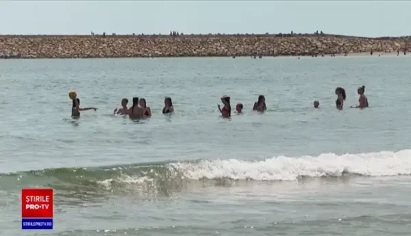 Turiștii au ales să petreacă primul weekend de vară la mare. „Foarte cald, foarte frumos, totul este senzațional”