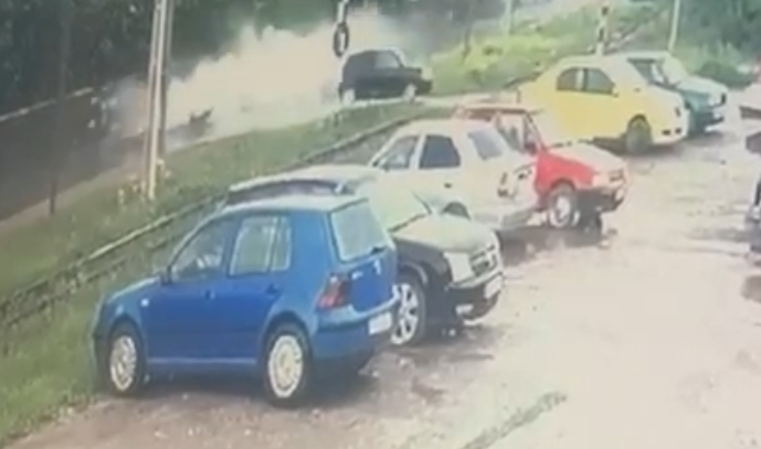 Accident frontal într-o comună din județul Neamț. Patru persoane, transportate de urgență la spital. VIDEO