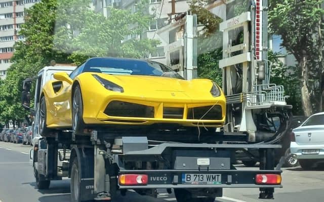 Ferrari parcat pe trecere de pietoni, ridicat în sectorul 1. Clotilde Armand, ținta ironiilor după ce a publicat imaginea
