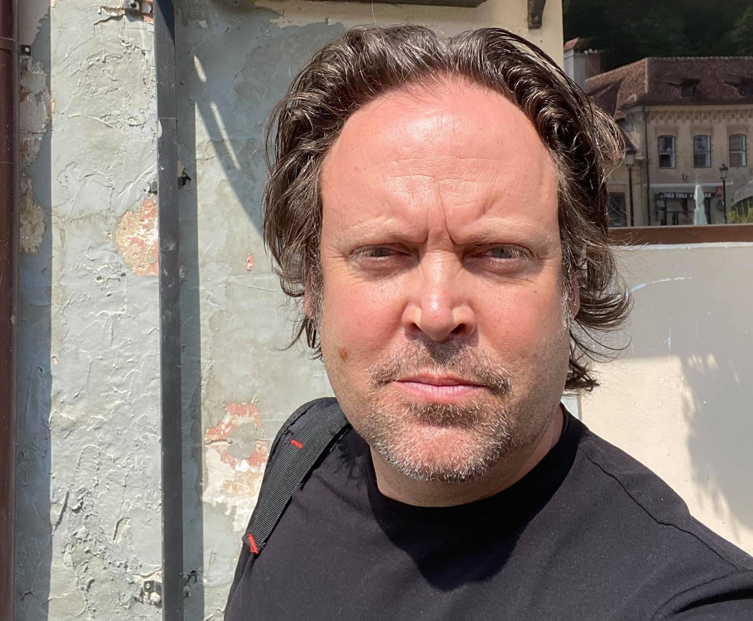 Veșnica birocrație. Charlie Ottley, englezul care laudă România în toată lumea, se chinuie de 5 ani să ne obțină cetățenia