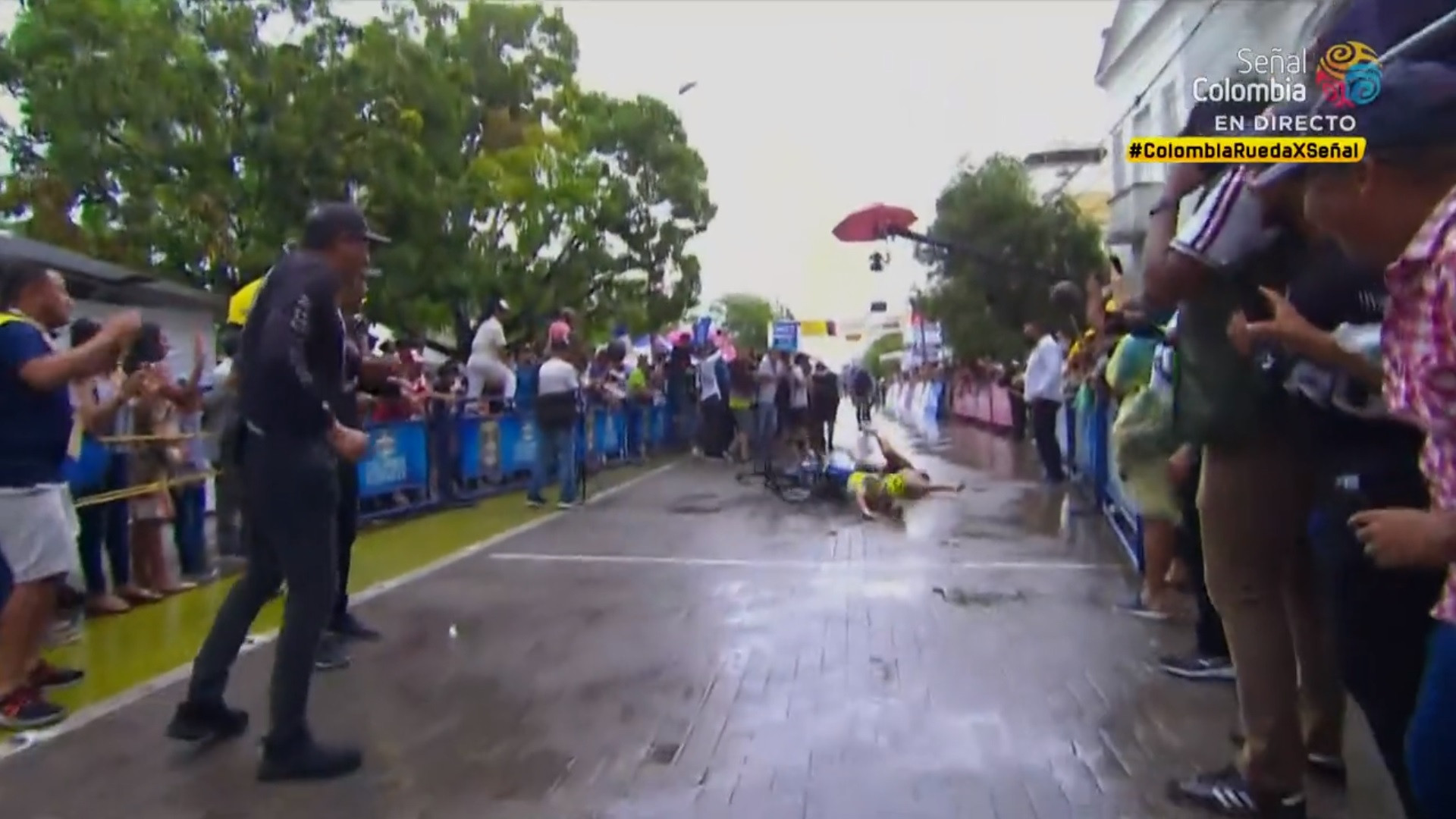 Video. Un sportiv a accidentat-o cu bicicleta pe soţia sa după ce a câştigat o etapă a Turului Columbiei