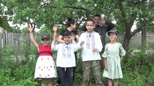 Mii de copii sărmani din Moldova vor merge în vacanță la mare. De organizare se ocupă preotul Dan Damaschin