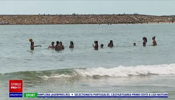Cum au profitat turiștii de vremea splendidă de la mare. Managerii de plaje, luați prin surprindere