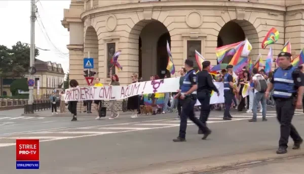 Incidente la marşul Iaşi Pride. S-a aruncat cu fumigene şi ouă înspre participanţi