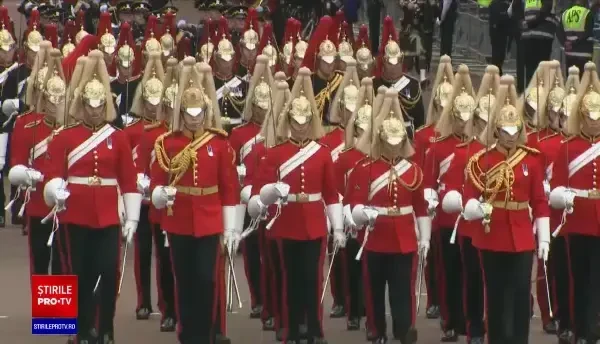 Holograma Reginei Elisabeta a II-a a salutat publicul din trăsura de aur, la spectacolul Jubileului de Platină