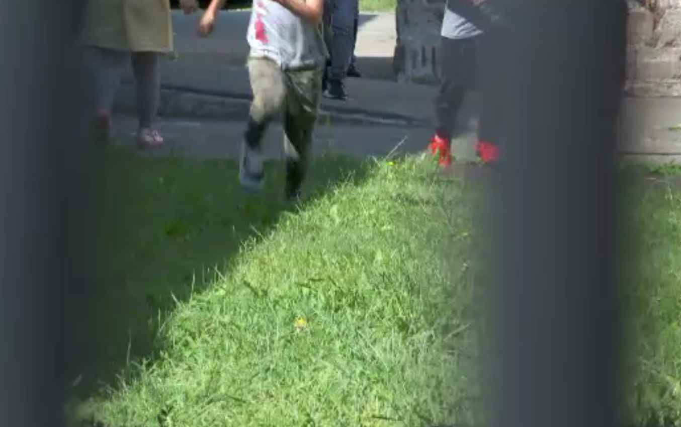 Cum a fost înjunghiat elevul din curtea școlii din Argeș. Mărturia agentului de pază care l-a imobilizat