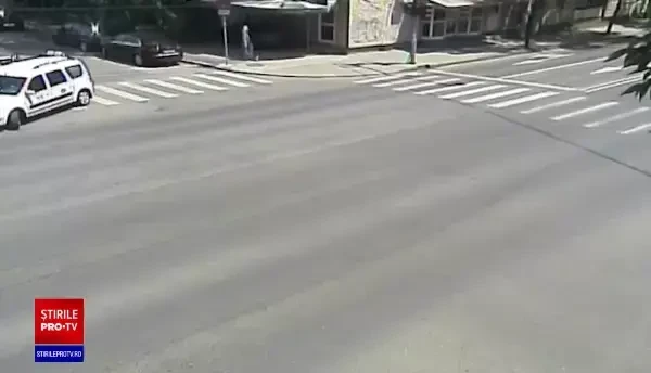 Accident spectaculos în Timișoara. Un motociclist a lovit un taxi, pe care l-a răsturnat