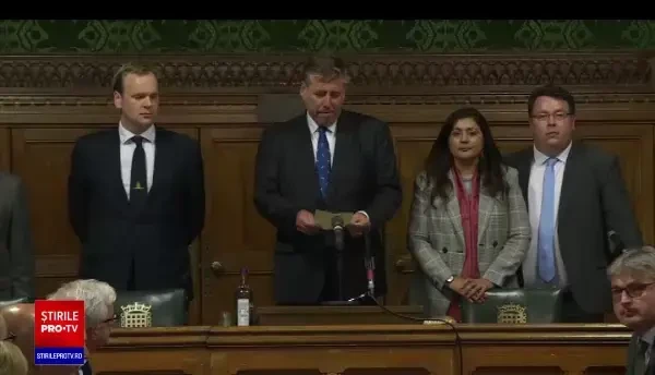 Celebrul motan Larry, fotografiat în timpul unei întruniri a cabinetului Boris Johnson, din Downing Street