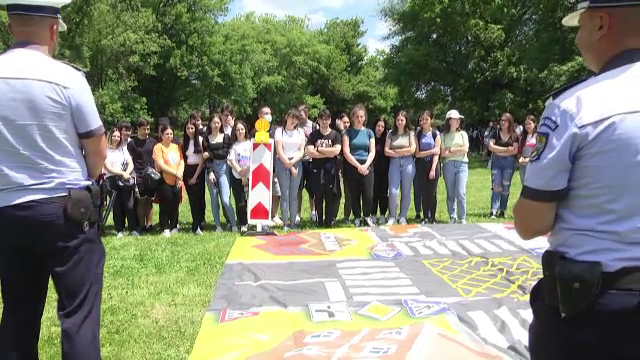 Zeci de copii din Târgoviște au învățat cum se acordă primul ajutor, dar și cum să se ferească de pericolele de pe internet