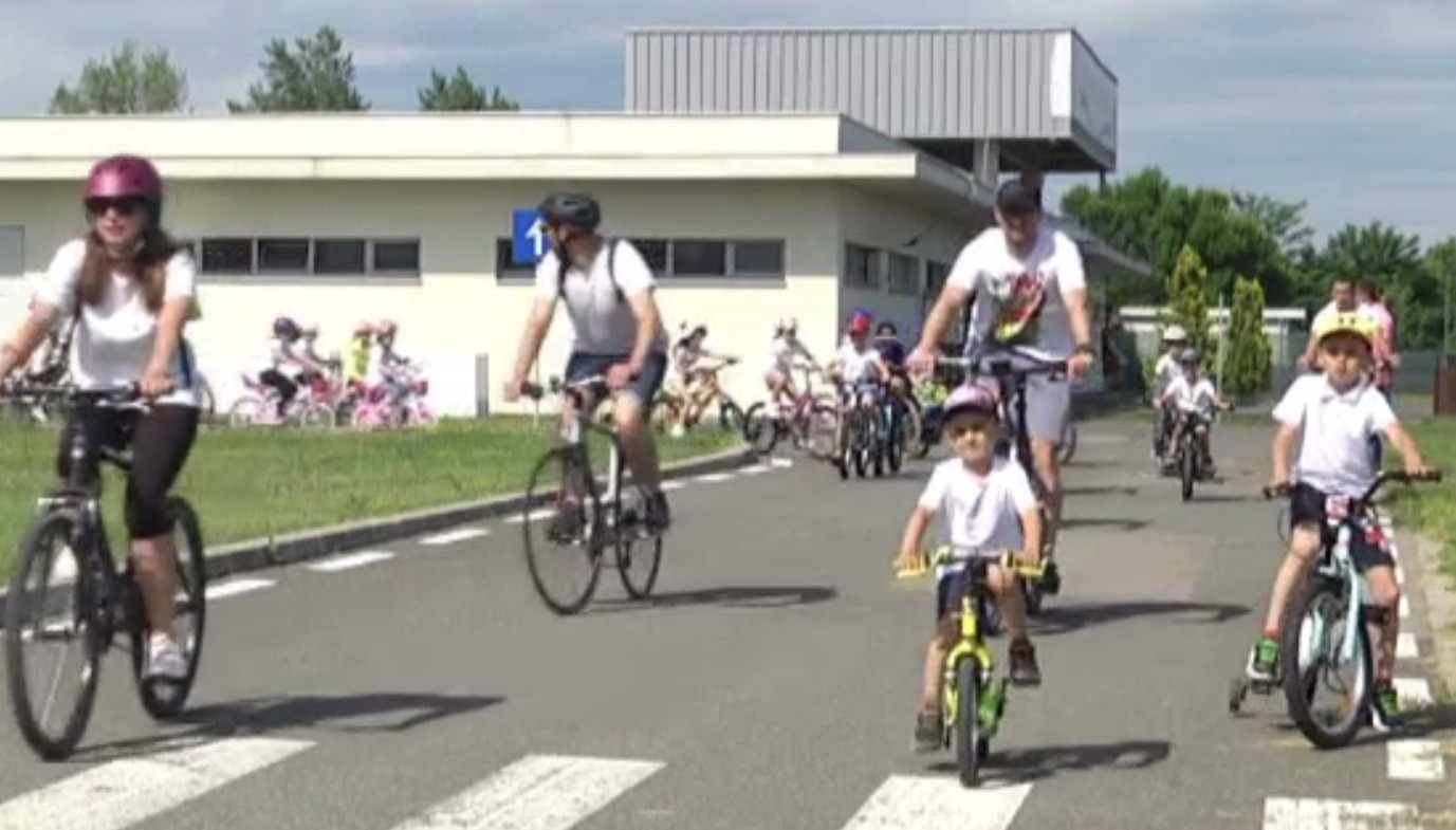 Zeci de elevi au pedalat împreună cu profesorii lor, în Târgoviște. Cum a devenit această acțiune o tradiție